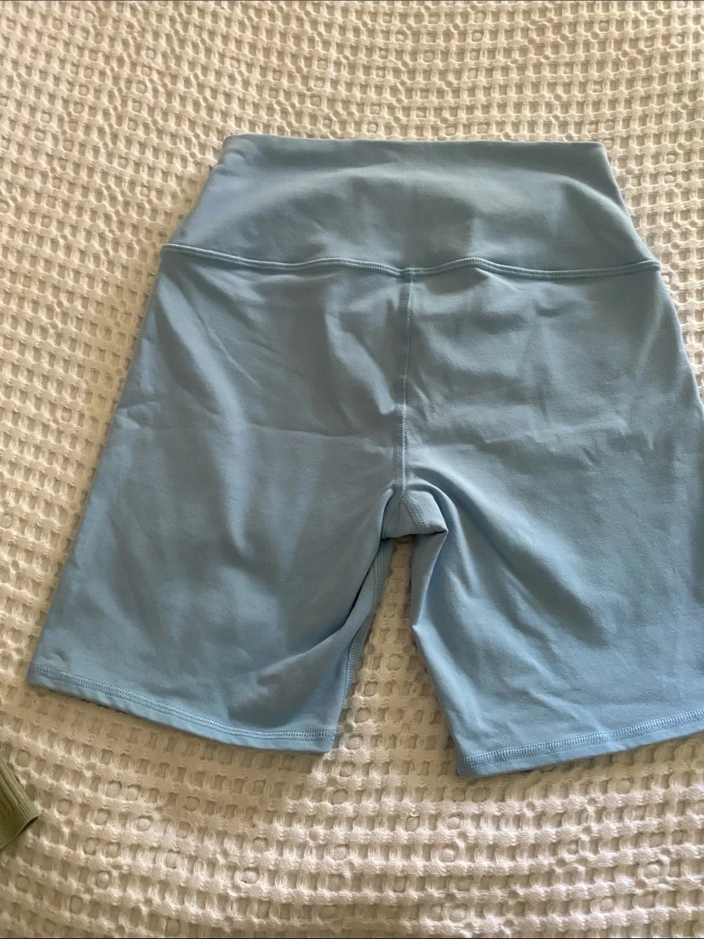 Alo Yoga M  shorts EUC
